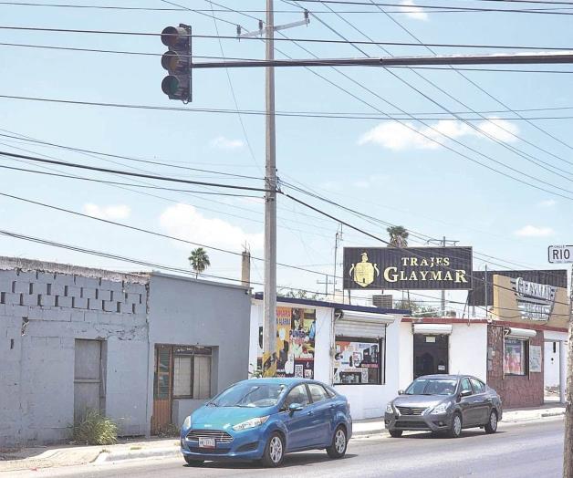 Se quedan sin servicio sem&aacute;foros en la Longoria