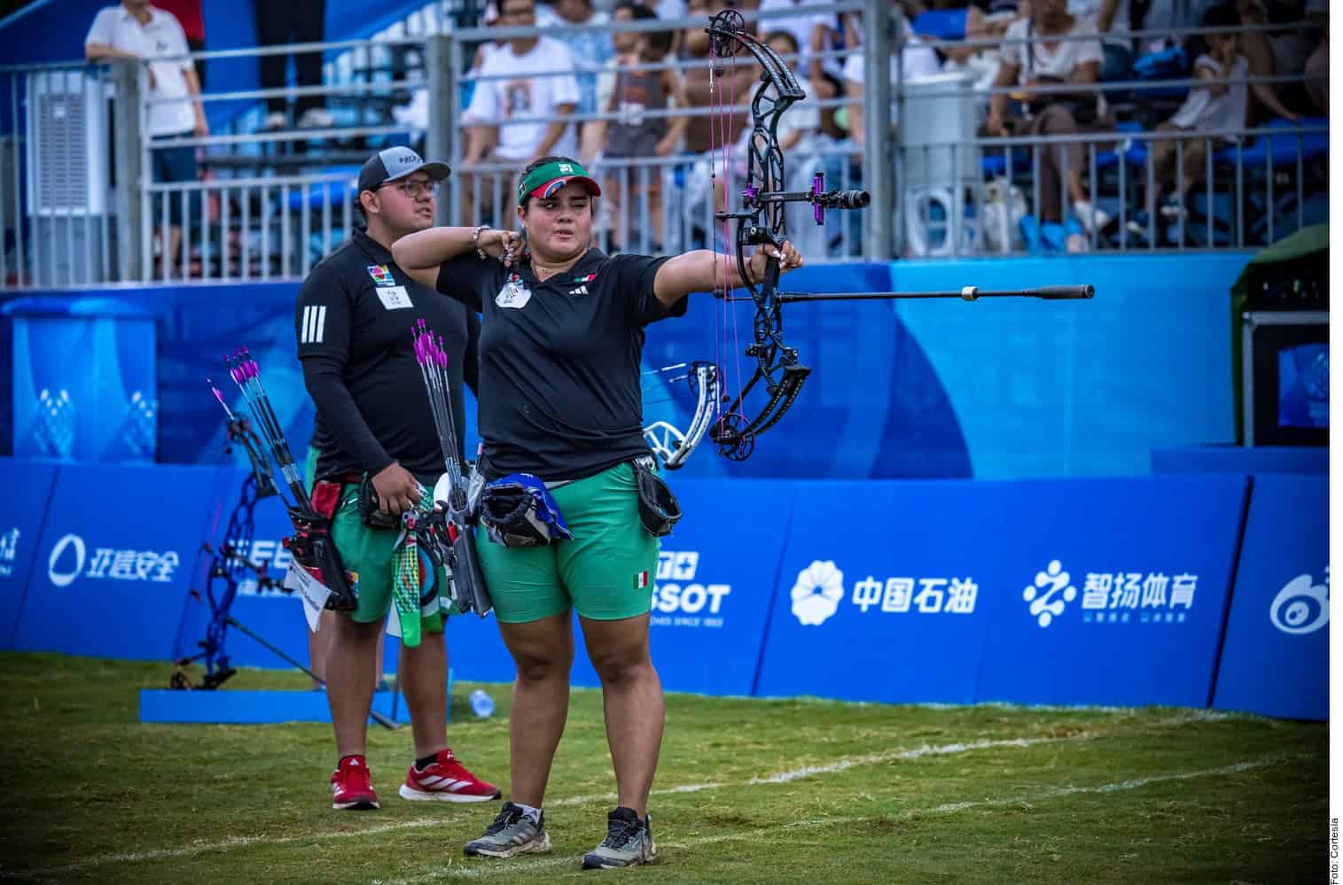 Andrea Becerra celebra medalla de oro