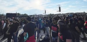 Fans de Marilyn Manson desafían el sol para asistir a su concierto en Fenapo 2025