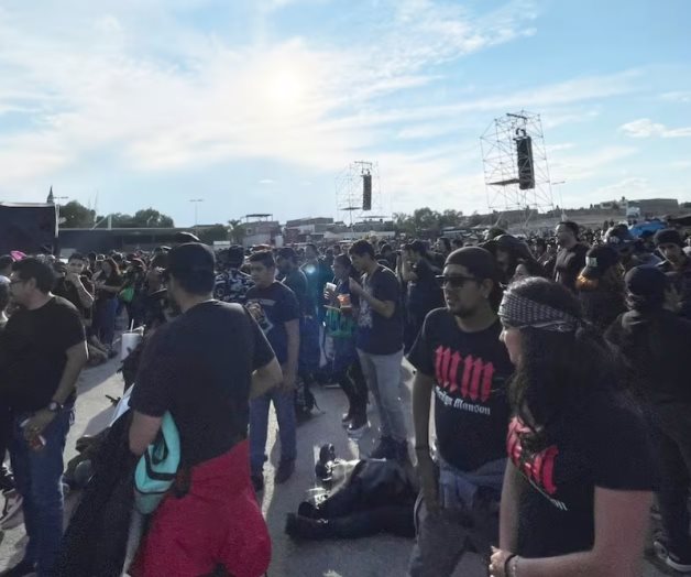 Fans de Marilyn Manson desafían el sol para asistir a su concierto en Fenapo 2025 Fans de Marilyn Manson desafían el sol para asistir a su concierto en Fenapo 2025
