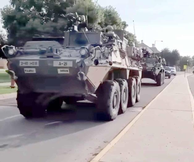 Vigilan tanques &acute;Stryker&acute; territorio des&eacute;rtico y solo