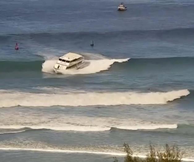 Encalla barco tipo yate con pasajeros