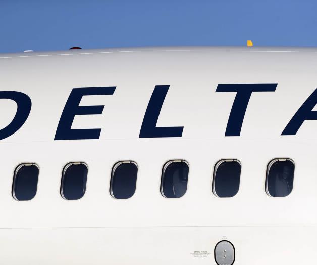 La ala de avión de Delta golpea aeronave vacía La ala de avión de Delta golpea aeronave vacía