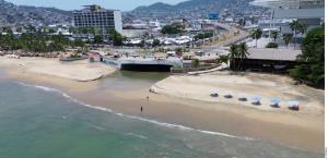 Contaminación por Aguas Residuales Afecta Playa Hornos en Acapulco