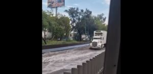 Tráfico afectado por fuerte lluvia en Valle de México
