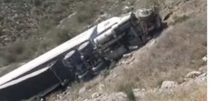 Volcadura de trailer en Carretera Libre a Monterrey