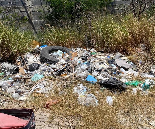Desechan llantas y basura en brecha de la colonia Oasis