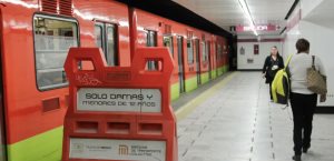 Policía sancionada por impedir acceso a mujer trans en el Metro