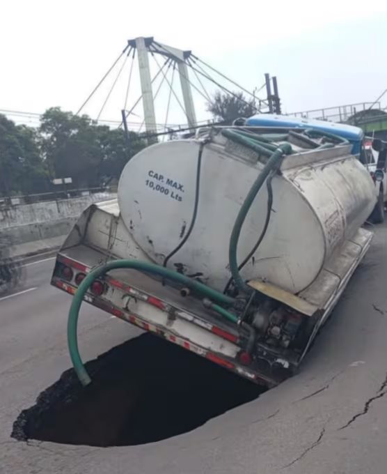 Pipa de agua queda atrapada en socavón en la Calzada Ignacio Zaragoza