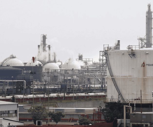Debe refinería 25 mil millones Debe refinería 25 mil millones