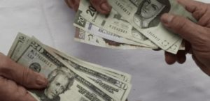 Peso es favorecido por el retroceso del dólar