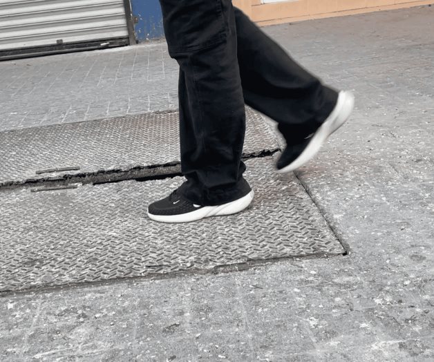 Representa tapa de registro peligro en la calle peatonal Representa tapa de registro peligro en la calle peatonal