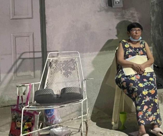 Hija deja en la calle a su mamá Hija deja en la calle a su mamá