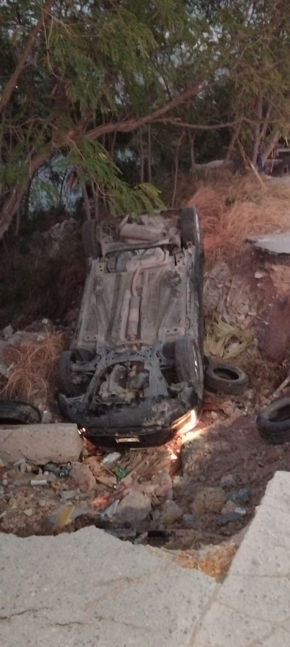Cae autom&oacute;vil en hueco, ignoran reparar socav&oacute;n