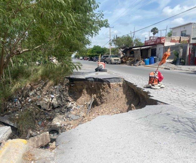 Cae autom&oacute;vil en hueco, ignoran reparar socav&oacute;n