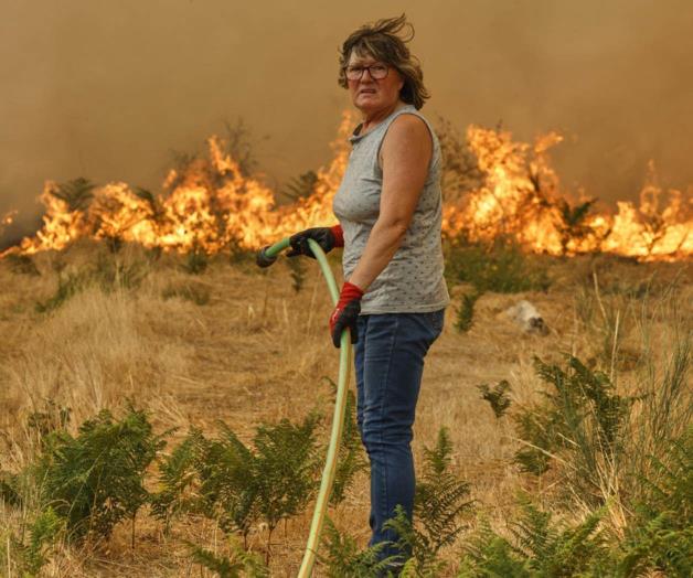 Bomberos combaten incendios forestales en España, Portugal y Grecia Bomberos combaten incendios forestales en España, Portugal y Grecia