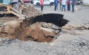 Socav&oacute;n de m&aacute;s de seis metros en Ecatepec