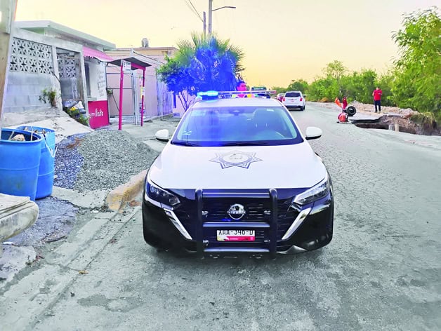 Cae autom&oacute;vil en hueco, ignoran reparar socav&oacute;n