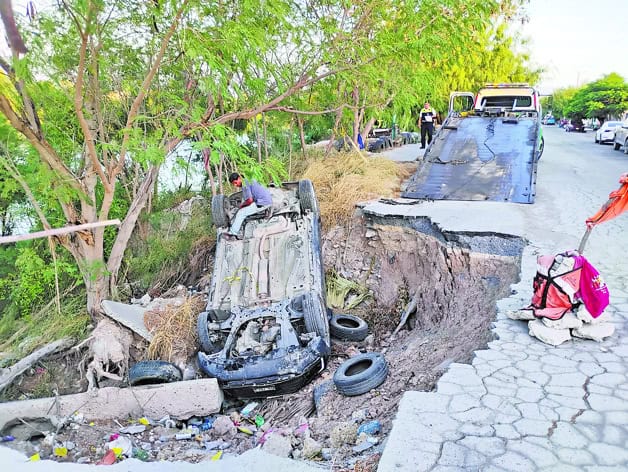 Cae autom&oacute;vil en hueco, ignoran reparar socav&oacute;n