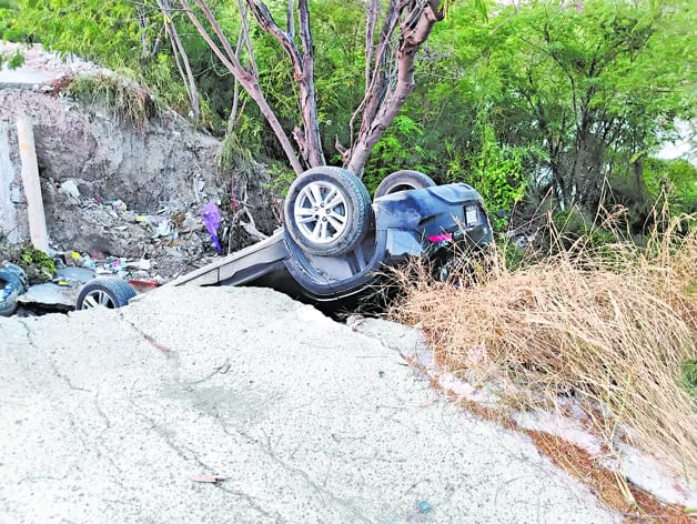 Cae autom&oacute;vil en hueco, ignoran reparar socav&oacute;n