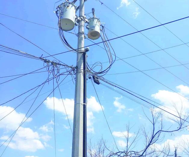 Sufren prolongado apagón en el Fraccionamiento Almendros Sufren prolongado apagón en el Fraccionamiento Almendros