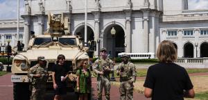 Envía a Washington  cientos de militares
