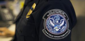 Cae estadounidense por atacar oficiales federales