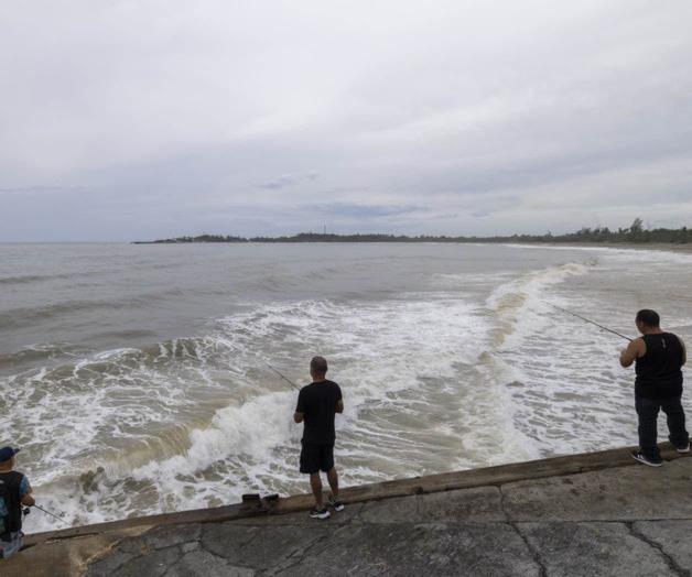 Hurac&aacute;n Erin obliga a turistas a acortar vacaciones en Carolina del Norte