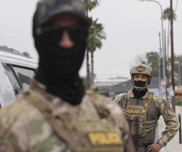 Agente dispara arma contra auto durante un control migratorio