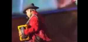 Jorge Hernández de Los Tigres del Norte sufre caída en concierto