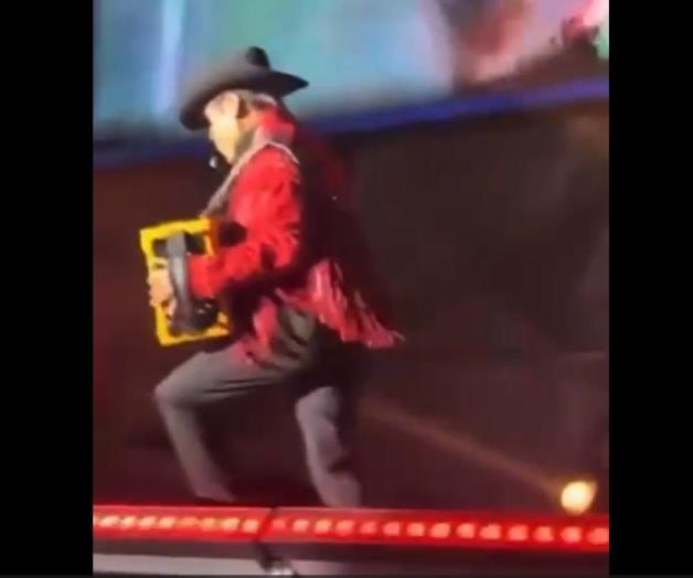 Jorge Hern&aacute;ndez de Los Tigres del Norte sufre ca&iacute;da en concierto