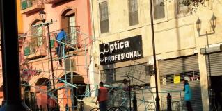 Se desploma andamio durante trabajos de remodelación en la plaza principal