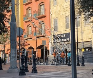 Se desploma andamio durante trabajos de #remodelación en la plaza principal; afortunadamente nadie salíó lastimado.