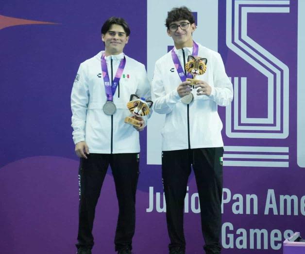 Se cuelgan la plata pareja regia-tapat&iacute;a