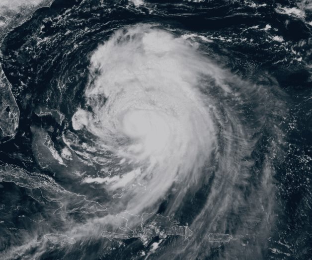 Hurac&aacute;n Erin provoca rescates en playa y alertas por corrientes de resaca