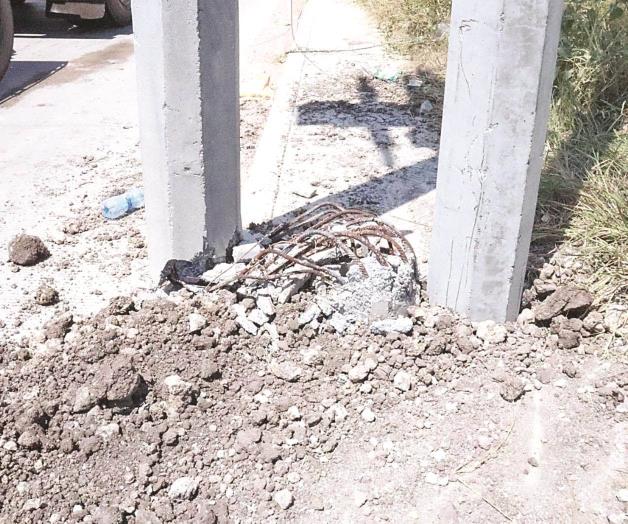 Colapsan postes en colonias; duda CFE puedan repararse