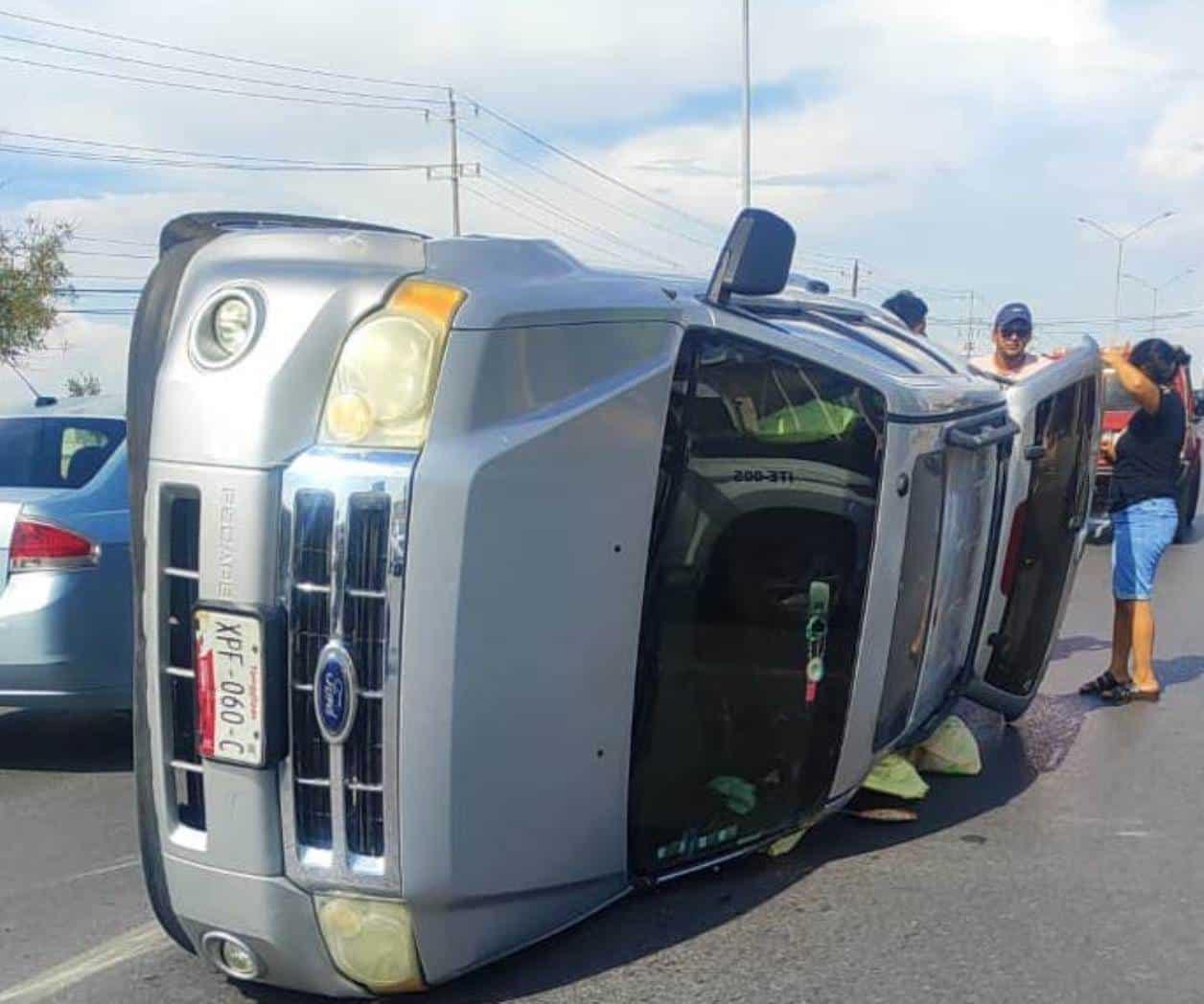 Vuelca automóvil en bulevar Hidalgo