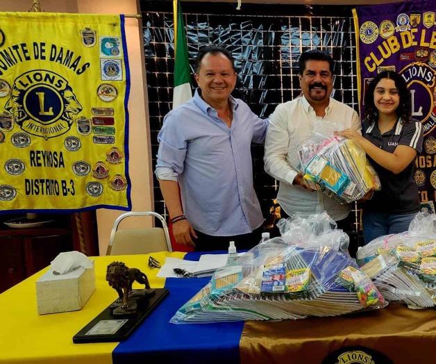 Reparten paquetes de útiles escolares