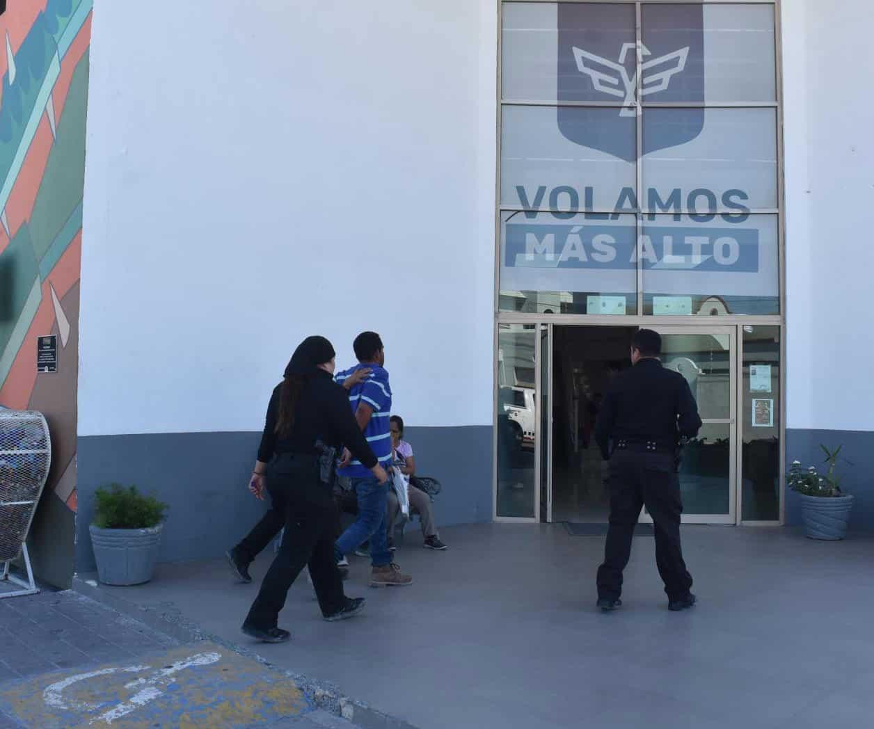 Sorprenden a sujeto fumando marihuana