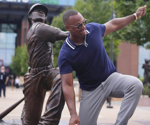 Adrián Beltré recibe estatua de bronce en Arlington Adrián Beltré recibe estatua de bronce en Arlington