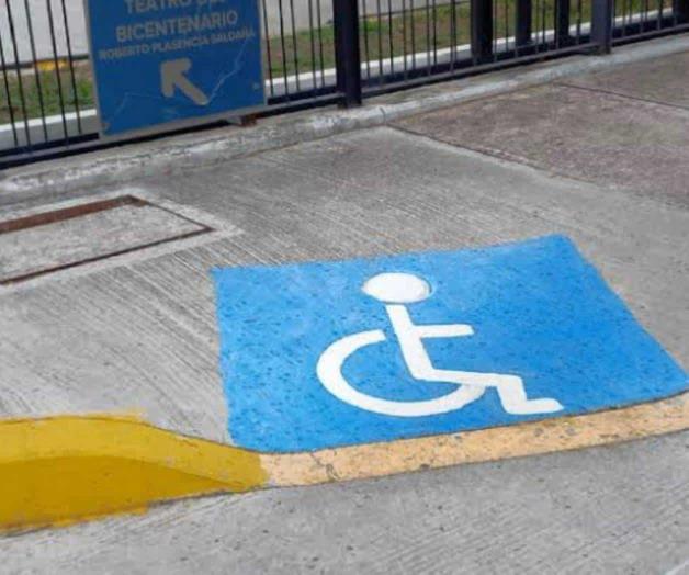Olvidan respetar cajones para los discapacitados Olvidan respetar cajones para los discapacitados