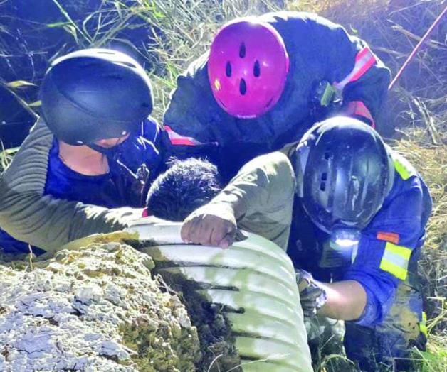 Agentes salvan a persona atrapada en red de tubería Agentes salvan a persona atrapada en red de tubería