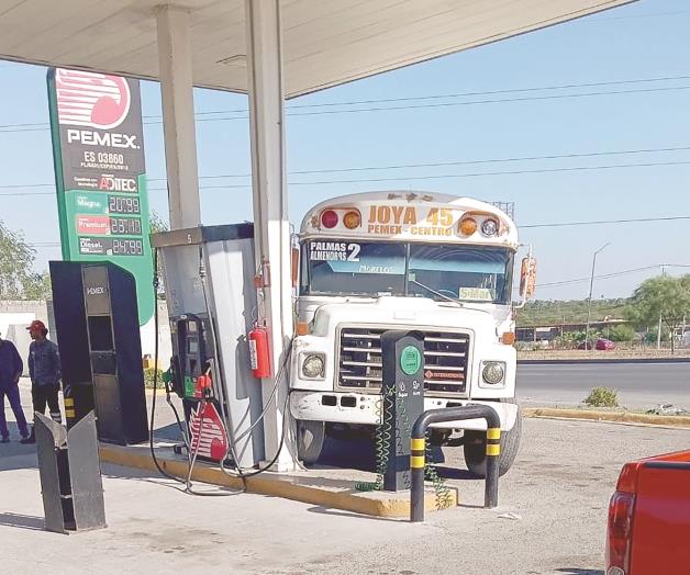 Se proyecta micro contra gasolinera