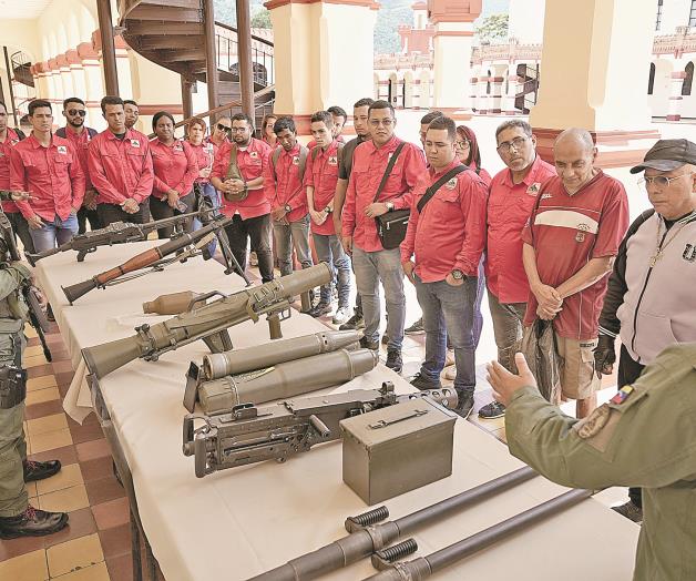 Venezolanos asisten a  jornada de alistamiento