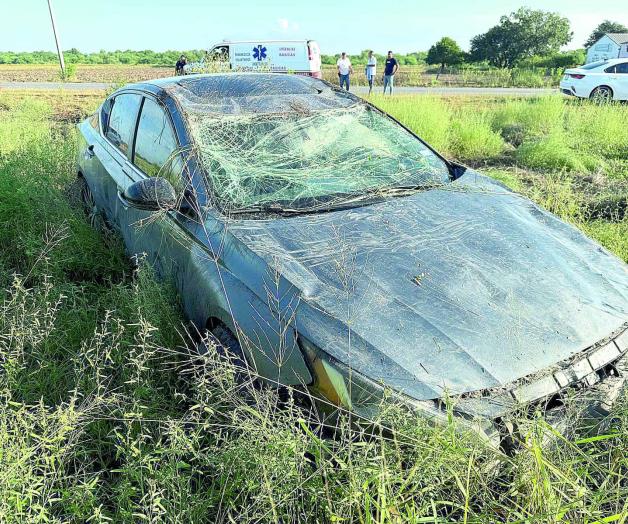 Le cierran paso, vuelca y acaba en una parcela Le cierran paso, vuelca y acaba en una parcela