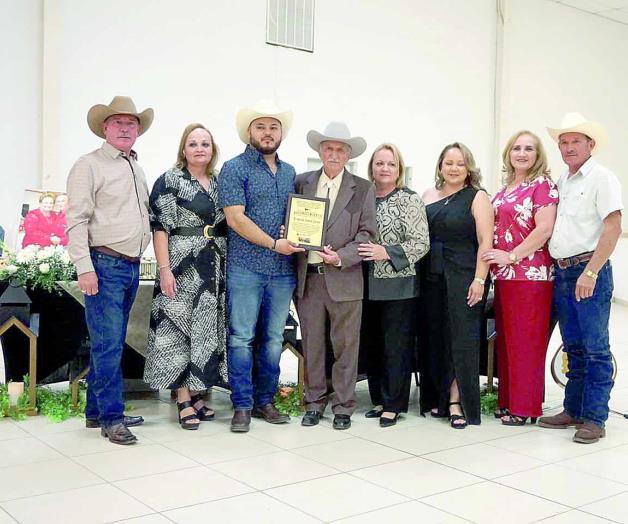 Rinden homenaje a don Bernardo Gómez Rinden homenaje a don Bernardo Gómez