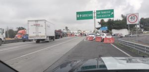 Bloqueo en autopista México-Querétaro por taxistas desaparecidos desata caos vial