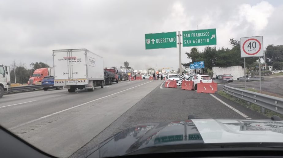 Bloqueo en autopista M&eacute;xico-Quer&eacute;taro por taxistas desaparecidos desata caos vial