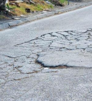 Acusan peligros por los baches y rupturas