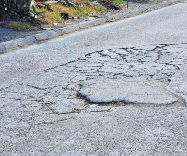 Acusan peligros por los baches y rupturas Acusan peligros por los baches y rupturas
